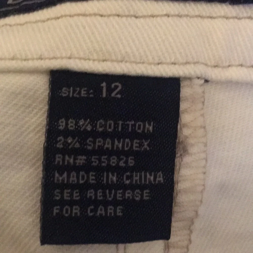 NWT BACCINNI Embellished Knee Length 5 Pocket White Denim Shorts